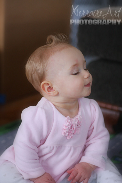 She shows off that curl her mama gave her nicely.