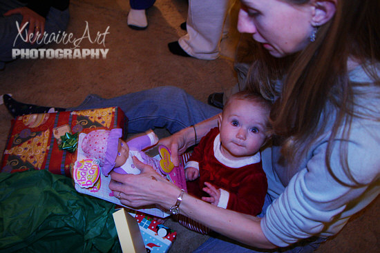 RubÃ­ opening a present!