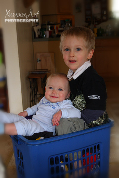 Laundry...with Silas and RubÃ­!