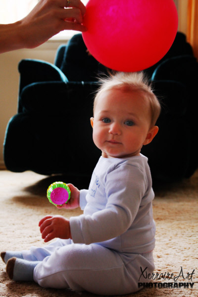 Mommy raises RubÃ­'s hair.